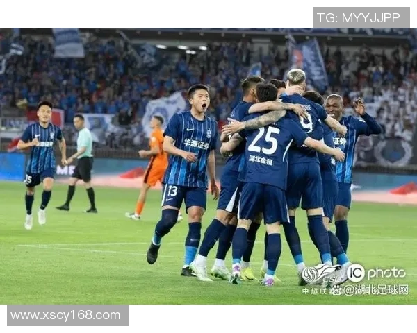 武汉足球队精英赛精彩配合解析展现团队默契与战术执行力